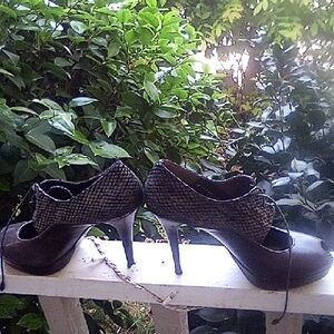 Stuart Weitzman Genuine Leather Peep Toe Heels Size 10 M.
